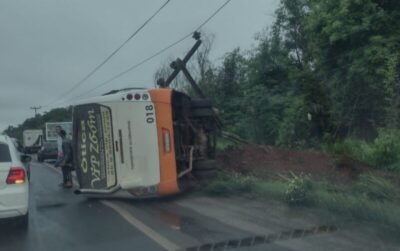 Micro-ônibus tomba e deixa passageiros feridos na BR-316 em Timon