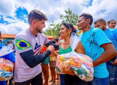 DEPUTADO DAVI BRANDÃO DISTRIBUÍ CESTAS BÁSICAS E PESCADO EM BACABAL