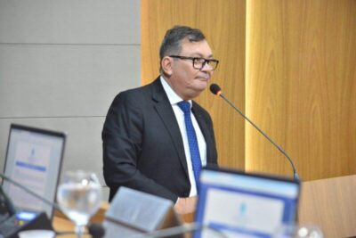 VEREADOR IVALDO RODRIGUES SOLICITA RECUPERAÇÃO DA QUADRA DA UEB PROF. RONALD CARVALHO