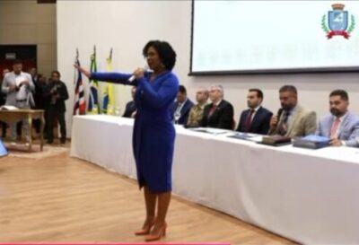 Vice-prefeita Esmênia Miranda se atrapalha ao prestar juramento