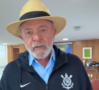 Presidente Lula faz transferência bancária ao Corinthians para provar que o Pix não será taxado