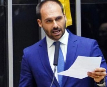Filho de Bolsonaro critica Alexandre de Moraes por revelar endereço de e-mail de Trump