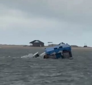 Balsa naufraga durante travessia no povoado Atins, nos Lençóis Maranhenses