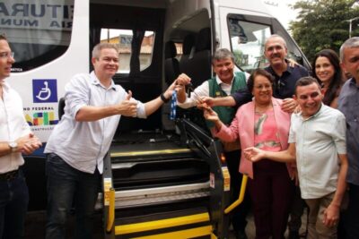 Ministro Wellington Dias entrega van à SEMDES e reforça estrutura da assistência social em Timon