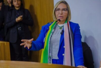 Vereadora que votou a favor do projeto que proíbe mulheres trans em banheiros femininos é mãe de um travesti