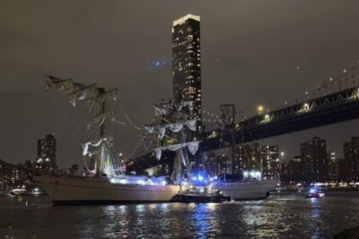 Navio da Marinha do México colide com ponte em Nova York; dois tripulantes morrem e 22 ficam feridos