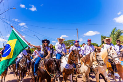 Orleans Brandão participa da 18ª Cavalgada de São João do Paraíso e anuncia obras para o município