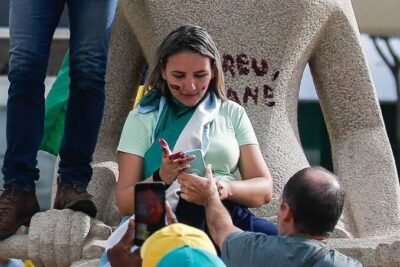 Mulher que pichou estátua do STF diz que foi levada por “calor do momento”