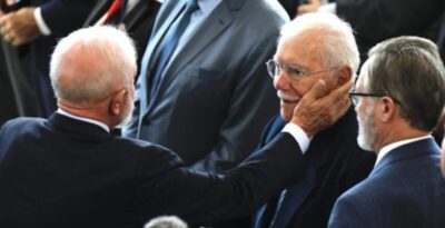 Ex-presidente Sarney vai à posse de Gleisi e Alexandre e é tietado por ministros e políticos