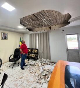 Desabamento de teto no gabinete do prefeito de João Lisboa gera alerta sobre situação da prefeitura