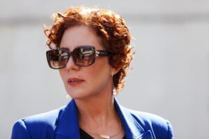 Carla Zambelli tem mandato de deputada cassado pelo TRE-SP e fica inelegível após divulgar fake news sobre processo eleitoral