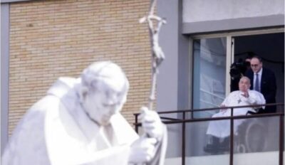 Papa Francisco recebe alta após quase 40 dias internado e faz primeira aparição aos fiéis