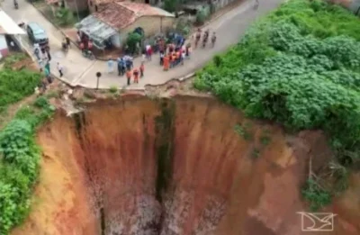 VÍDEO: Jovem cai em voçoroca gigantesca no Maranhão