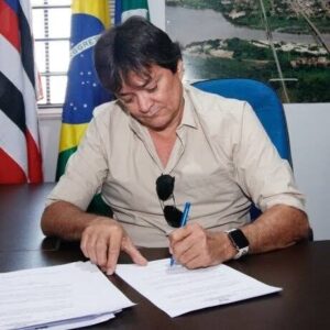 Prefeito Léo Cunha manda retirar projetos que aumentaria taxa de iluminação pública e concessão de cartão corporativo