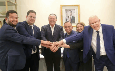 Carlos Brandão recebe novos deputados no Palácio dos Leões