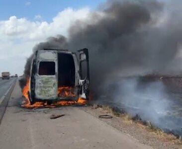 Ambulância de Itapecuru-Mirim pega fogo na BR-135  em Campo de Peris