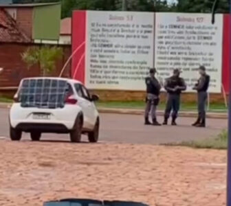Sem viatura, guarnição da PM do Maranhão usa veículo improvisado, com plástico no vidro traseiro para evitar molhar
