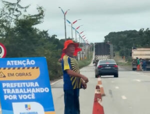 Diante do descaso do DNIT, prefeita Naila Gonçalo realiza operação tapa-buracos na BR-135 e recebe elogios