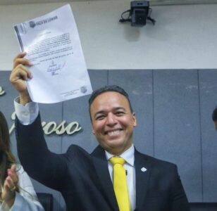 Fred Campos é empossado prefeito de Paço do Lumiar em cerimônia na Câmara Municipal