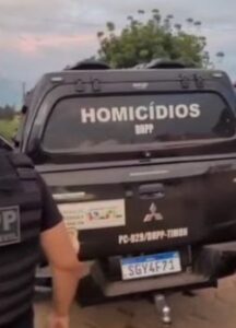 Homem que alegou paralisia para cumprir prisão domiciliar é recapturado ao pular muros durante tentativa de fuga