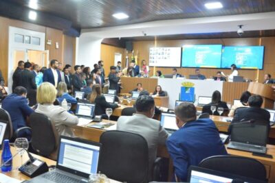 Parlamentares derrubam 9 vetos do executivo municipal e mantêm 6