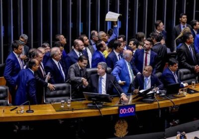 Câmara aprova urgência para projeto que barra desconto automático no INSS