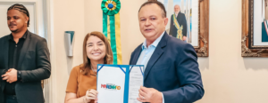 Iracema Vale participa da assinatura de MP que reajusta salário dos professores da educação básica