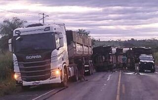 Carreta tomba após motorista alcoolizado perder controle na BR-226, em Barra do Corda