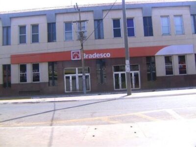 Bancários protestam contra fechamento de agências do Bradesco no Maranhão