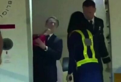 Esposa de Macron agride o presidente em público e gabinete trata como “briguinha de casal”