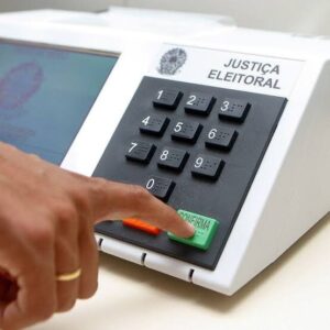 Fim da reeleição para presidente, governador e prefeito e aumento de mandato para senadores para 10 anos, avança no Congresso Nacional