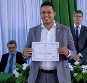 Vereador Jhonata Coelho doa primeiro salário para compra de materiais escolares em Mirinzal