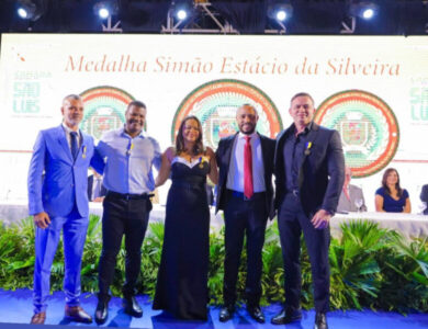Tiago Carneiro é homenageado com a Medalha Simão Estácio pela Câmara Municipal de São Luís em noite de celebração