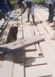Moradores enfrentam dificuldades para enterrar bebê por falta de acesso em ponte na zona rural de Viana