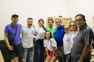 Larissa DP e Eduardo DP distribuem peixes no KM 17 ao lado do vereador Domingos Reis