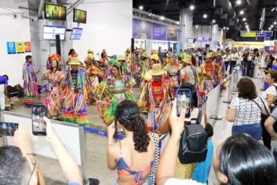 Turistas são recebidos com festa junina no aeroporto de São Luís