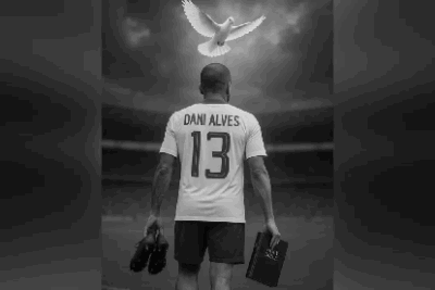 Em tom evangélico, Daniel Alves anuncia que voltará a jogar no Brasil