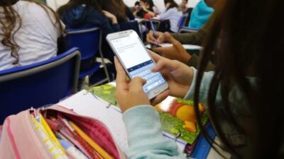 Lula sanciona lei que restringe uso de celular nas escolas