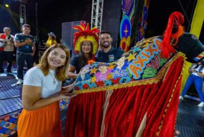 Iracema Vale com o secretário de Cultura, Yuri Arruda, e Leila Naiva, do Boi de Axixá, no Arraial do Ipem