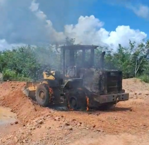 IRRESPONSABILIDADE: Pá carregadeira que trabalha para prefeitura de Cachoeira Grande vira cinza por falta de manutenção