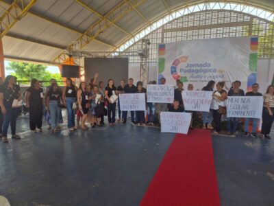 Protesto de professores abre jornada pedagógica em São João Batista