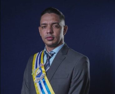 Em Presidente Juscelino, celebra obra caótica feita pelo prefeito Pedrinho