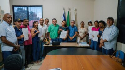 Raposa: Eudes Barros entrega mais títulos de regularização fundiária e emociona moradores da Vila Talita