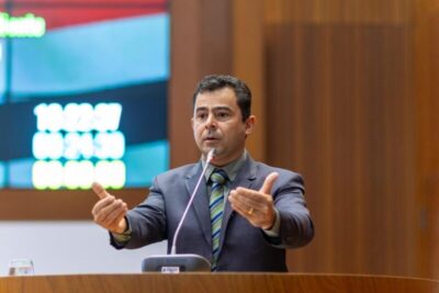 Eric Costa defende teto máximo para cobrança de taxas referentes a pátios e serviços de guincho