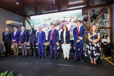 Ao lado de Sarney e Brandão, presidente Iracema Vale prestigia cerimônia de lançamento do selo em comemoração aos 40 anos da redemocratização