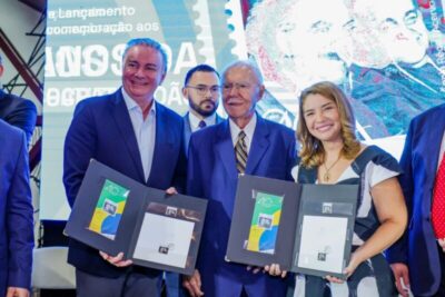 Autoridades prestigiam cerimônia de lançamento do selo em comemoração aos 40 anos da redemocratização do país