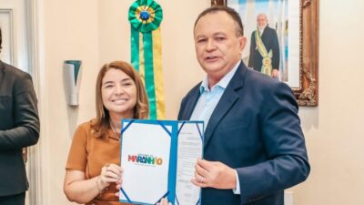 Iracema Vale participa da assinatura de MP que reajusta salário dos professores da educação básica