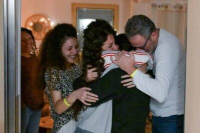 Emocionante reencontro de israelenses com familiares após acordo de paz de Israel e Hamas