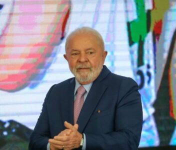 Lula passa por cirurgia no quadril em hospital de Brasília