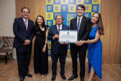 Em sessão solene na Câmara, Dr. Gutemberg entrega título de cidadão ludovicense ao Prof. Dr. Rafael Campos Soares da Fonseca.